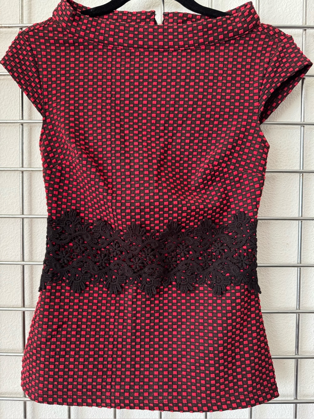 NEW YORK & COMPANY Stretch Red and Black Textured Cap Sleeve Top with Lace Waist